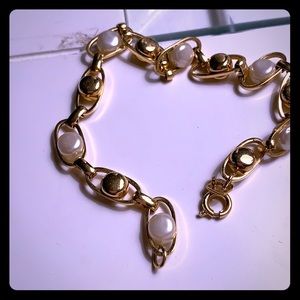 18 k pearls bracelet. 🎉🎉LAST CHANCE 🎉🎉